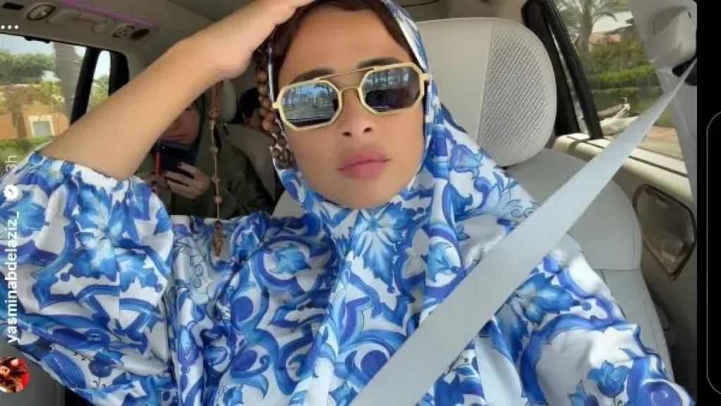 ياسمين عبد العزيز تشارك جمهورها بصورتها وهي بإسدال الصلاة