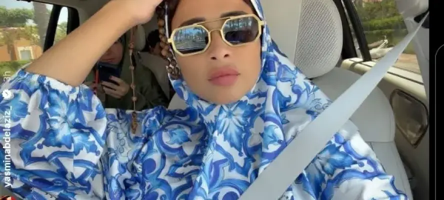 ياسمين عبد العزيز تشارك جمهورها بصورتها وهي بإسدال الصلاة