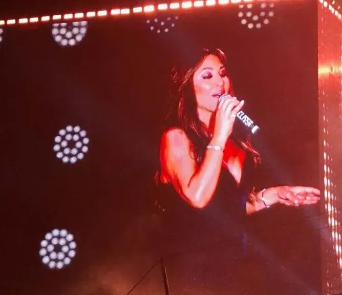 إليسا تفتتح حفل يلا ساحل بـ«أيامي بيك وبتمون»