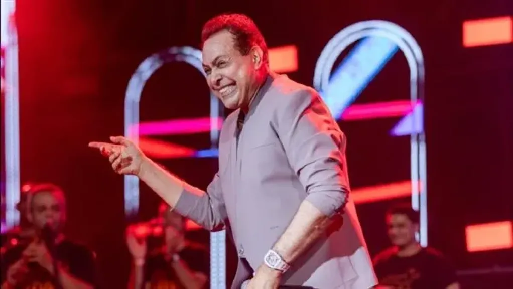حكيم يشعل المسرح الروماني في الساحل الشمالي بحفل كامل العدد.. صور