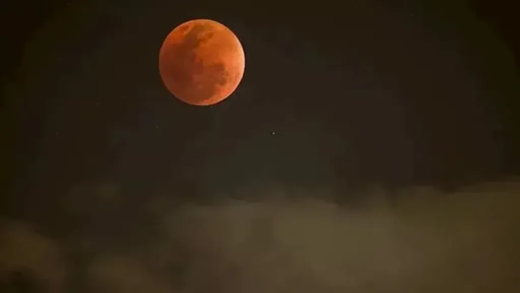 خسوف جزئي للقمر يزين السماء يوم 28 أغسطس