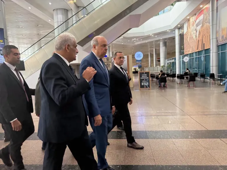 وزير الطيران يتابع حركة التشغيل بمطار القاهرة ويوجه بتسهيل الإجراءات