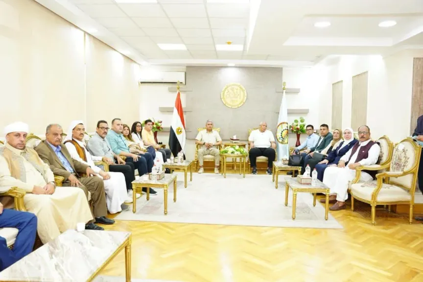 وزير السياحة والآثار ومحافظ مطروح يبحثان سبل دعم خطط التنمية السياحية واستثمار المقومات الواعدة بالمحافظة