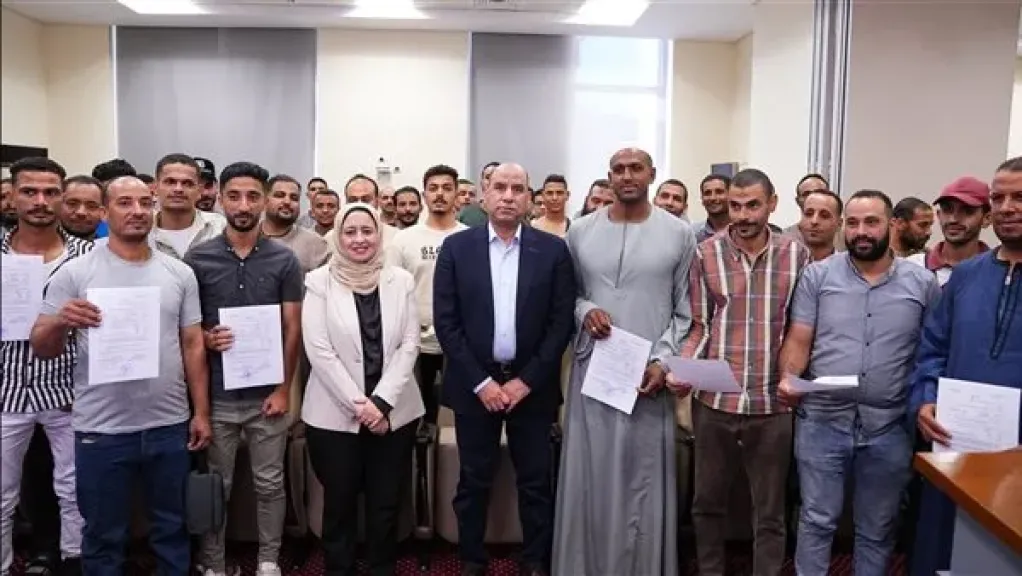 وزير العمل يُسلّم عقودًا جديدة لشباب اجتازوا اختبارات العمالة الزراعية الموسمية بالأردن