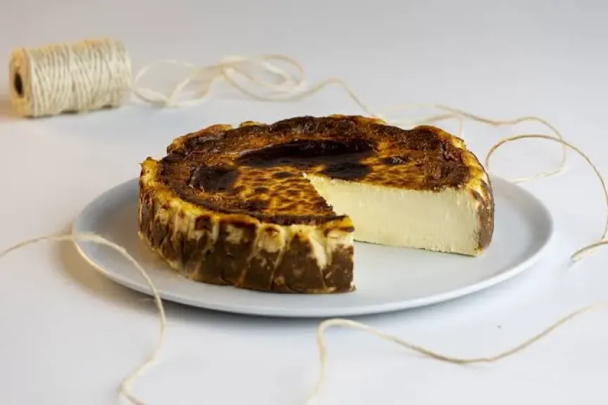بسطح ذهبي وقوام كريمي.. طريقة عمل تشيز كيك الباسك