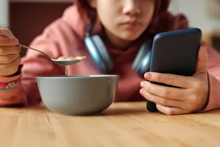 علماء: ”تيك توك” يؤثر في شهية المراهقين ويدفعهم لتجربة أطعمة جديدة