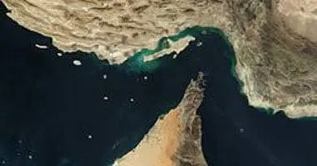 خبير عسكري: إيران تحاول فتح مضيق هرمز بالتعاون مع سلطنة عُمان