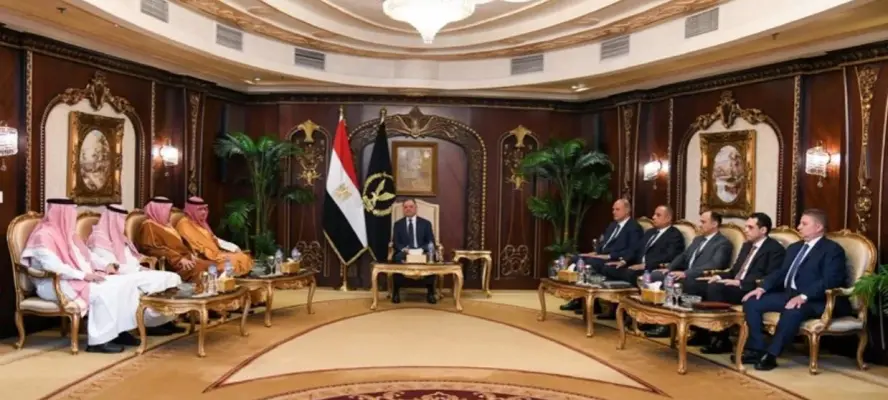 وزير الداخلية يستقبل رئيس جامعة نايف العربية لبحث تعزيز التعاون الأمني