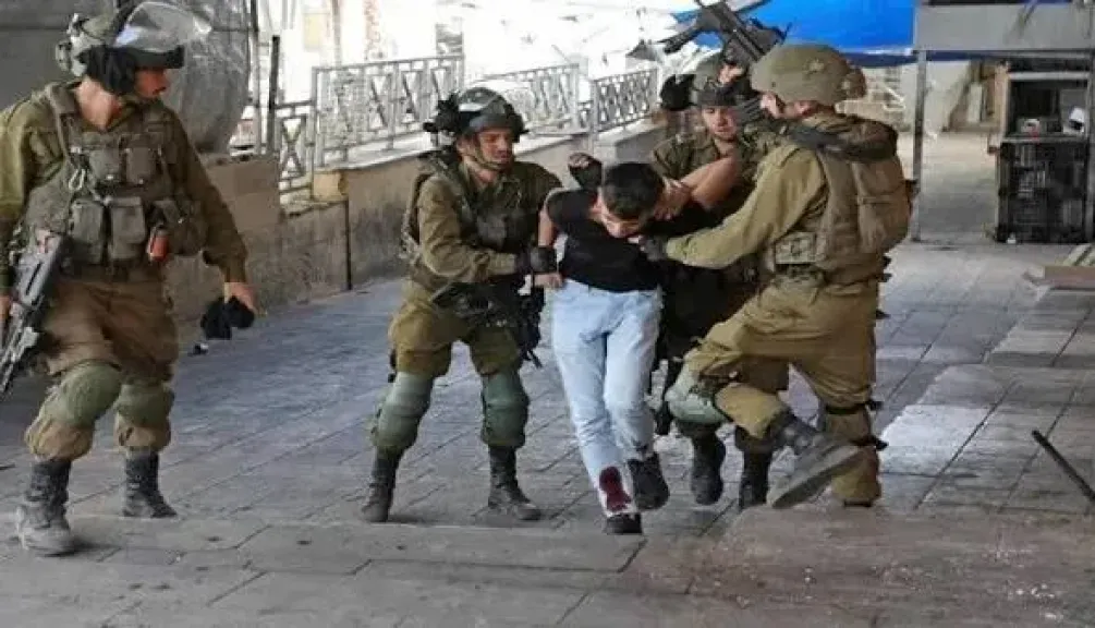 إصابة فلسطينيين بنيران الاحتلال في مخيم الأمعري بالضفة