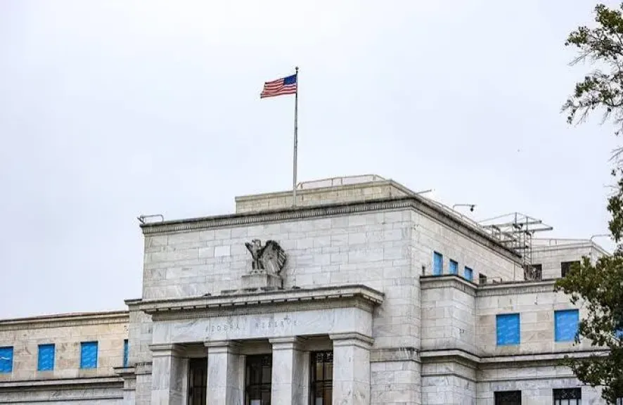 خبير اقتصادي يتحدث عن لجوء الاحتياطي الفيدرالي الأمريكي لرفع أسعار الفائدة