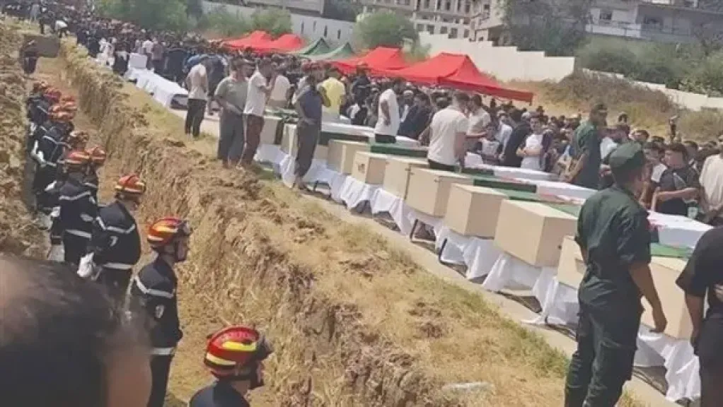 تشييع جماعى لضحايا حرائق الجزائر.. والسلطات تفتح تحقيقًا وسط وجود شبهة افتعال