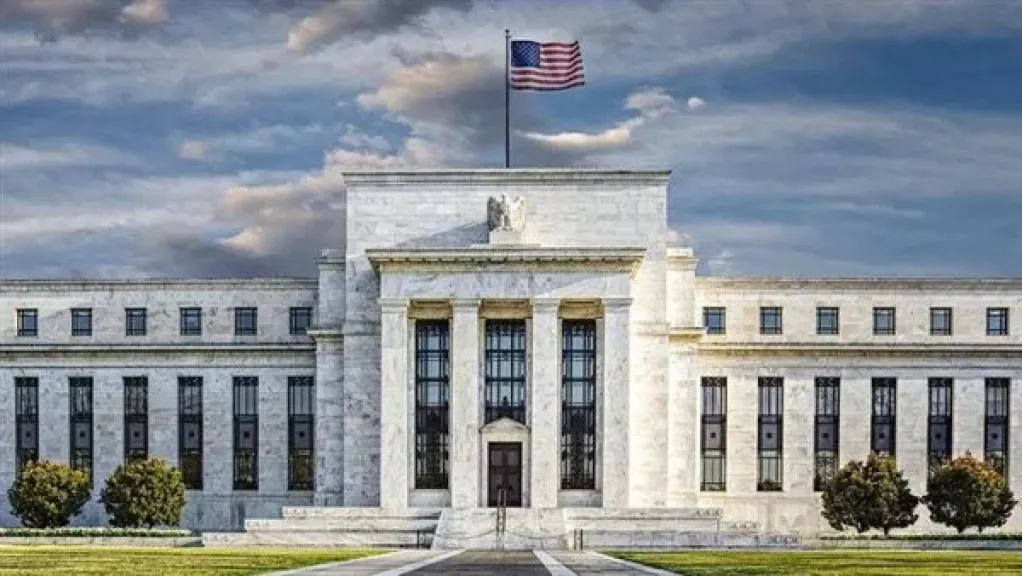 خبير اقتصادي يتحدث عن لجوء الاحتياطي الفيدرالي الأمريكي لرفع أسعار الفائدة