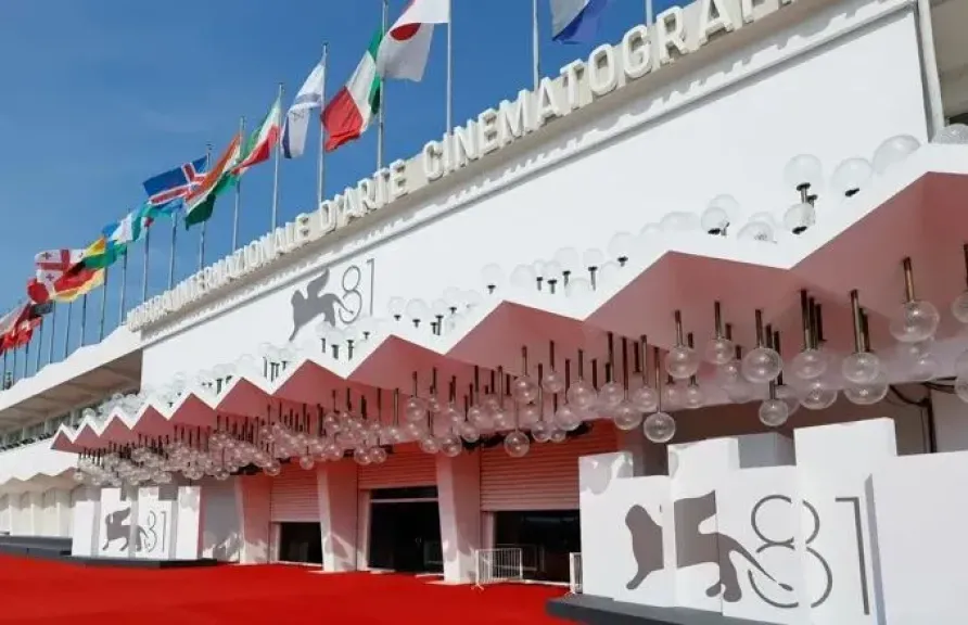 جدل الإلغاء ينتهي.. مهرجان فينيسيا السينمائي يعقد مؤتمره الصحفي الافتتاحي في موعده