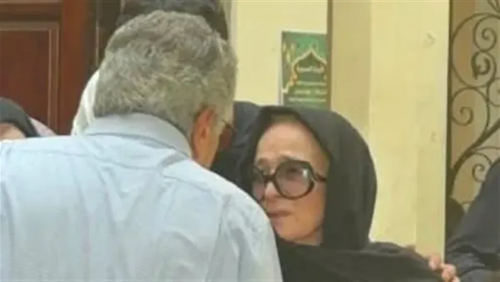 نجلاء فتحي تودع ابنتها وسط دموع وحزن في جنازتها بمصر الجديدة