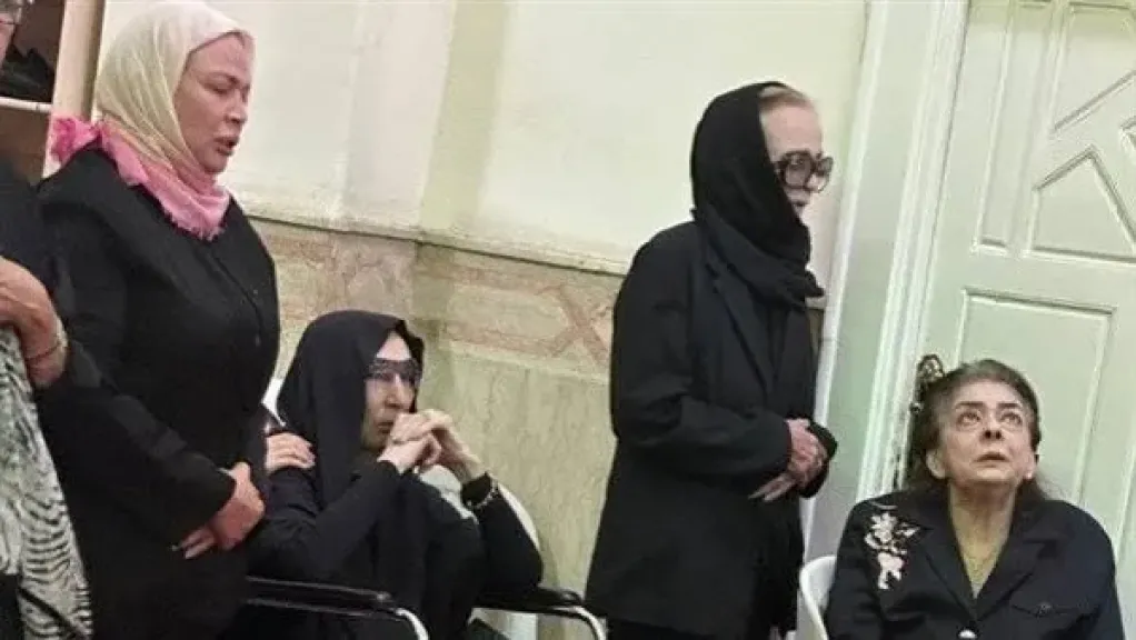 إلهام شاهين وإيناس الدغيدي تساندان نجلاء فتحي في جنازة ابنتها