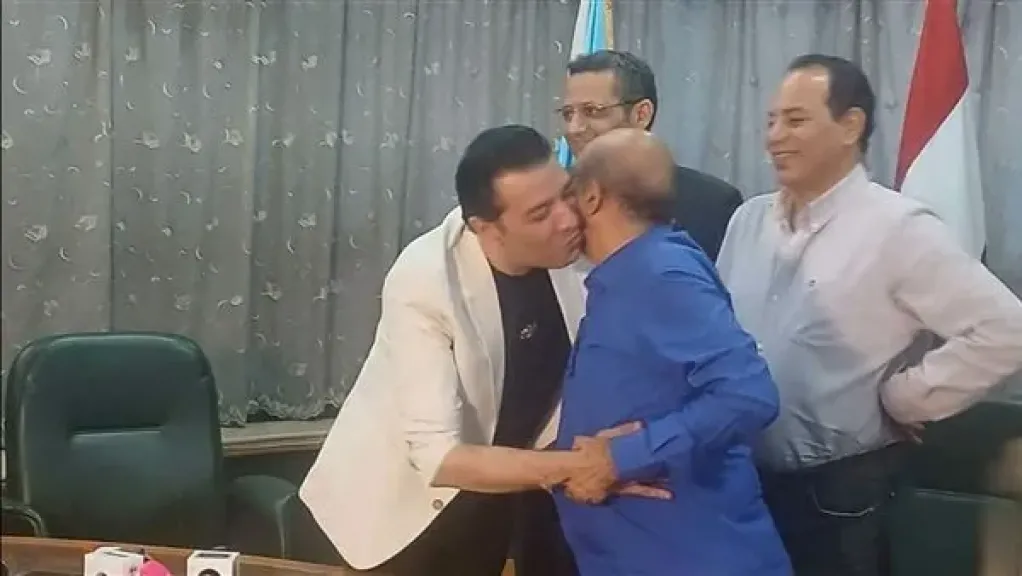اعتذرلي وتنازلت وبردو صوته نشاز.. طارق الشناوي يفجر مفاجأة عن أزمته مع مصطفى كامل
