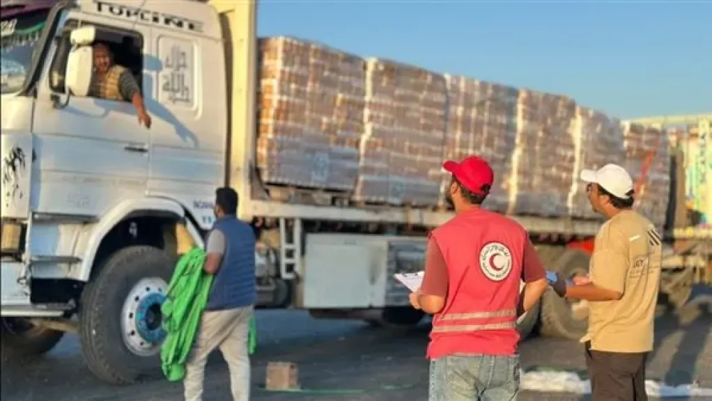 الهلال الأحمر المصري يدفع قافلة «زاد العزة» 269 لدعم الأشقاء الفلسطينيين