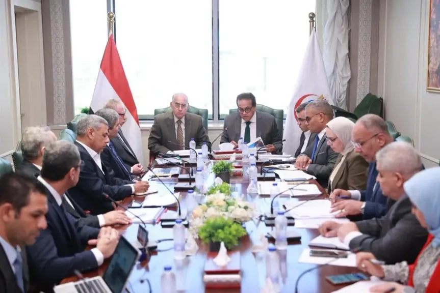 وزير الصحة وجهاز مشروعات الخدمة الوطنية يبحثان موقف المشروعات الإنشائية