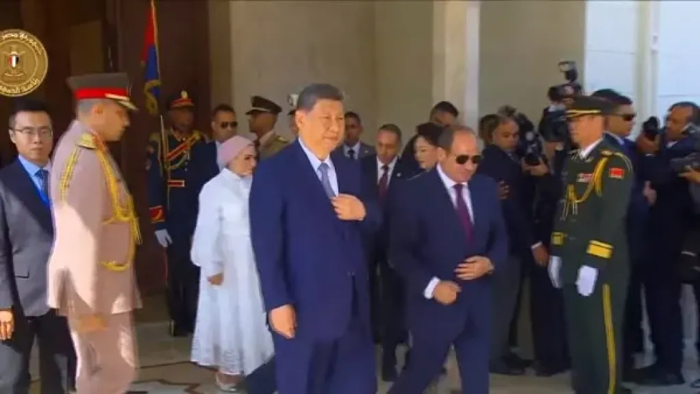 الرئيس السيسي وقرينته يستقبلان الرئيس الصيني وقرينته بقصر الاتحادية