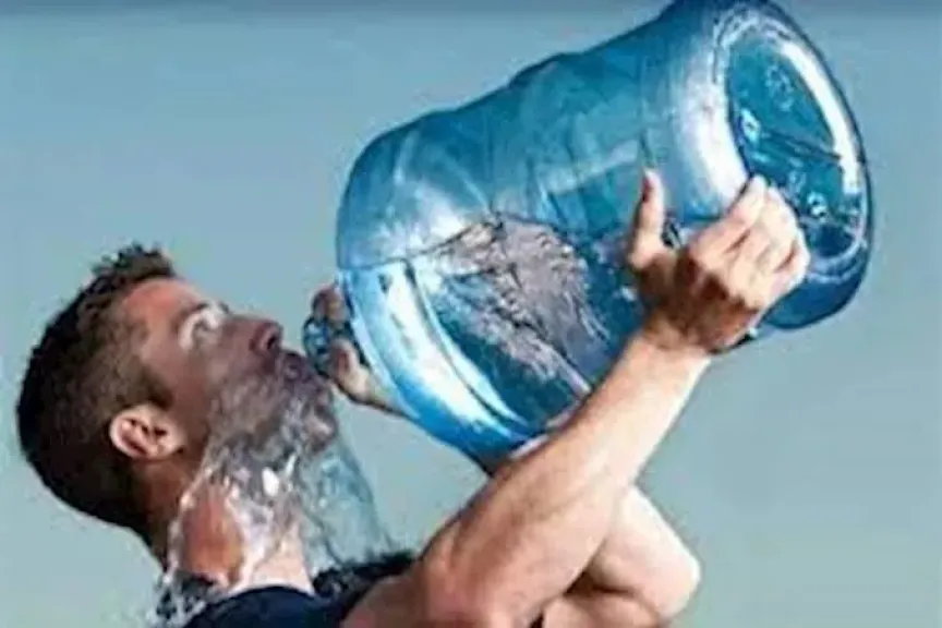 هل شرب الماء بكثرة مفيد دائمًا؟.. الكمية المناسبة ومخاطر الإفراط