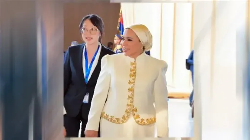 مصممة فستان انتصار السيسي: استغرق 200 ساعة لتطريز زهرة اللوتس