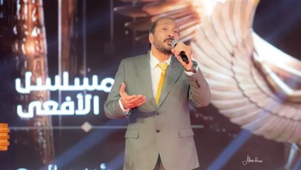 علي الحجار يتسلم تكريم عمار الشريعي ويشدو بأغنية هنا القاهرة في مهرجان همسة للآداب والفنون