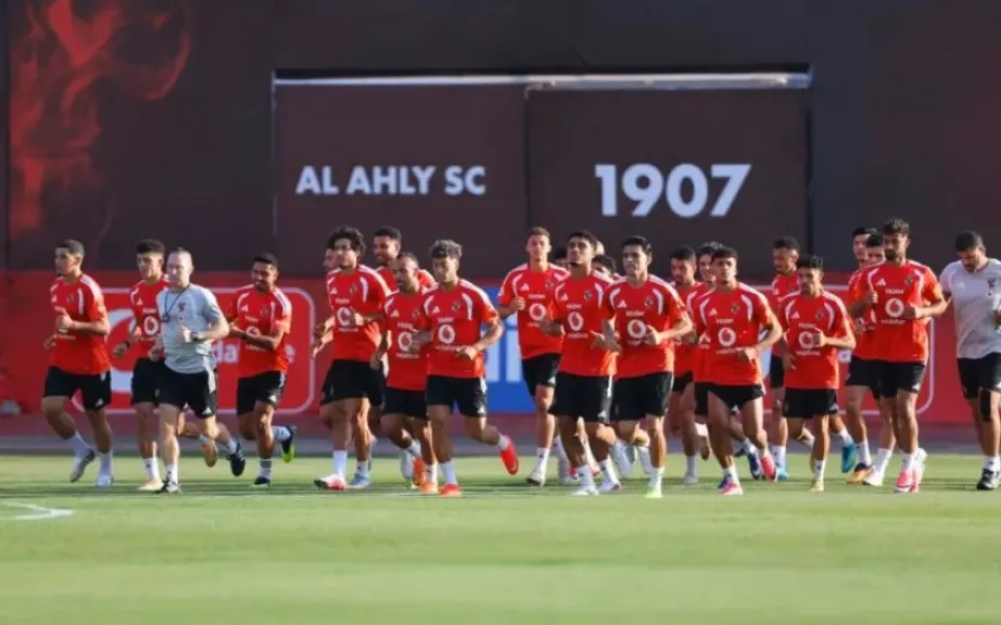 رغم الانتصارات الثلاثة.. ناقد رياضي يكشف أزمة فنية تهدد الأهلي في الدوري