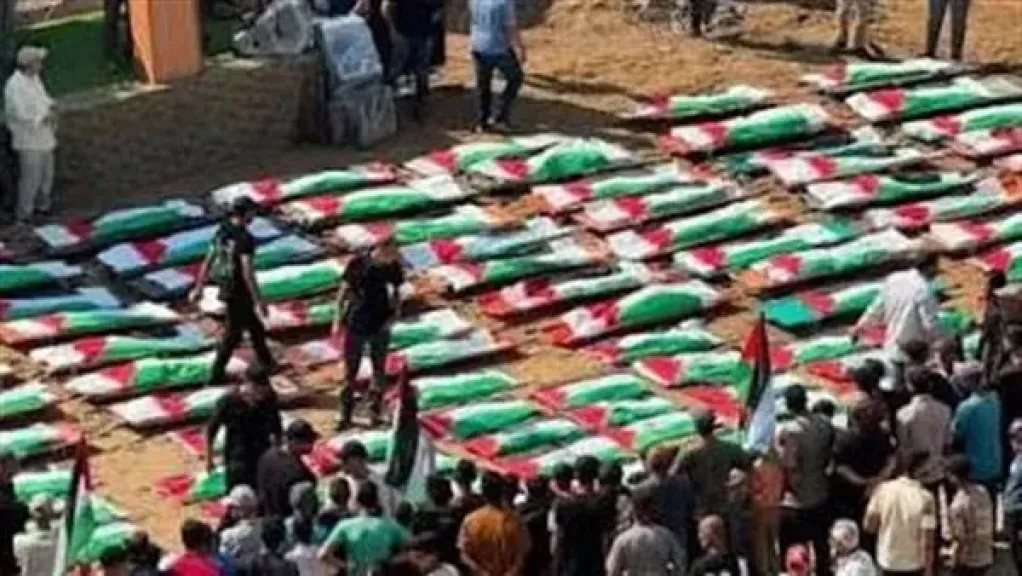 تشييع 100 شهيد بعد انتشال جثامينهم من تحت أنقاض مبان بغزة