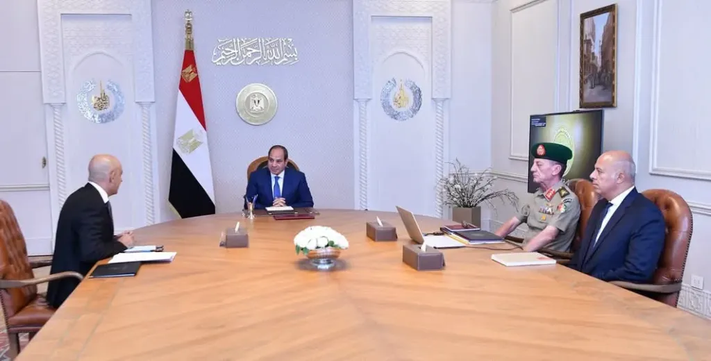 الرئيس السيسي يجتمع مع وزير التعليم ومدير الأكاديمية العسكرية المصرية