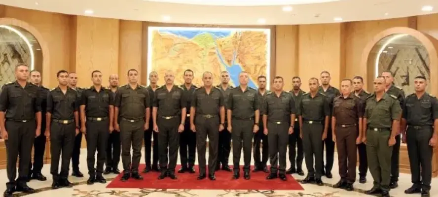 وزير الدفاع يلتقي عددا من مقاتلي الجيشين الثاني والثالث الميدانيين لمتابعة منظومة التدريب القتالي