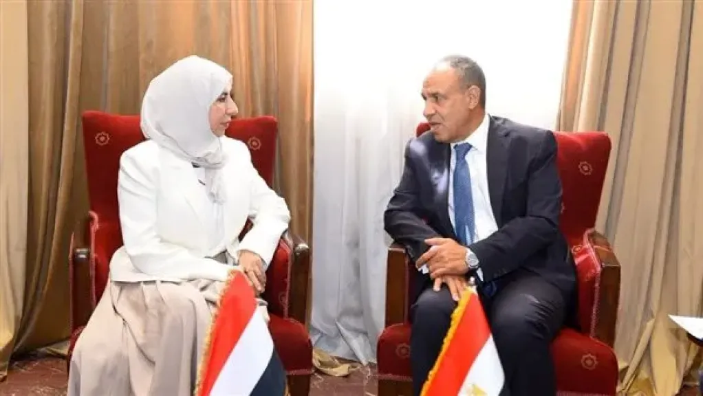 وزير الخارجية يلتقي نظيرته اليمنية ويبحث سبل دعم الاستقرار في اليمن وتعزيز العلاقات الثنائية