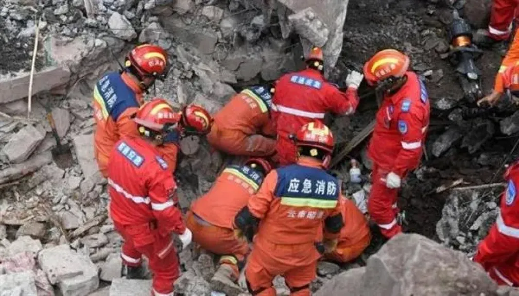 وفاة 12 شخصا وفقد آخر إثر انهيار طيني شرقي الصين