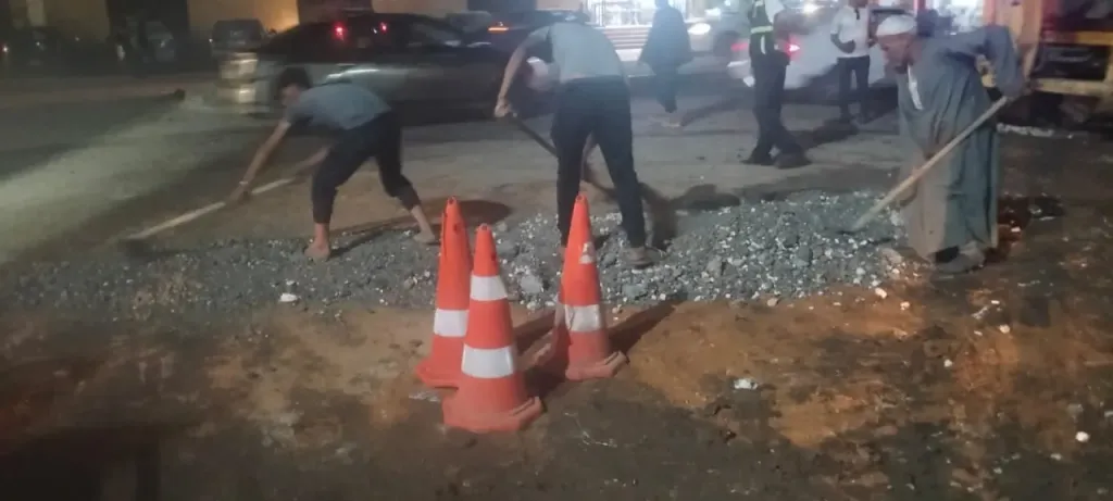 السيطرة على كسر مفاجئ بماسورة مياه بشارع جامعة الدول العربية في العجوزة.. صور
