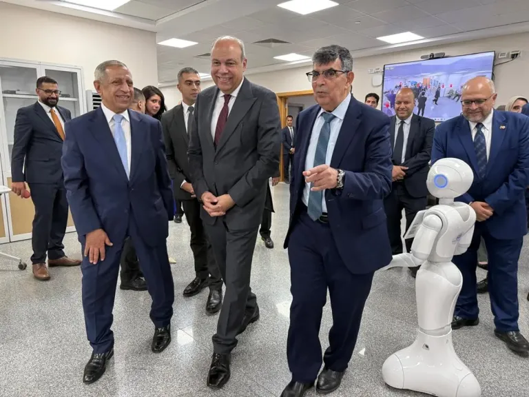 وزير الطيران المدني يتفقد فرع الأكاديمية العربية للعلوم والتكنولوجيا والنقل البحري