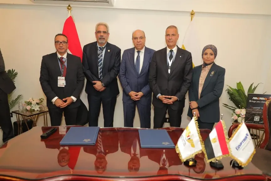 وزير الطيران المدني يشهد توقيع اتفاقية «CO2 Connect» بين مصر للطيران والأياتا