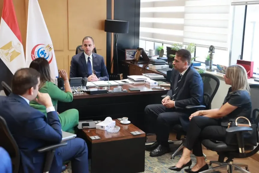 نائب وزير الصحة يبحث مع ”داتافلو” سبل التحقق من تراخيص مزاولة المهنة والتاريخ الوظيفي
