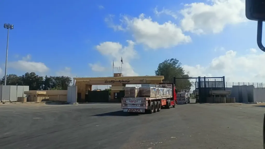 عبر القافلة الـ 275 من «زاد العزة».. الهلال الأحمر المصري يواصل مد غزة بالمساعدات الإنسانية اللازمة