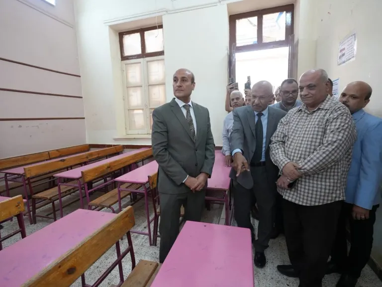 محافظ أسيوط يتفقد جاهزية المدارس لانطلاق العام الدراسي الجديد.. صور