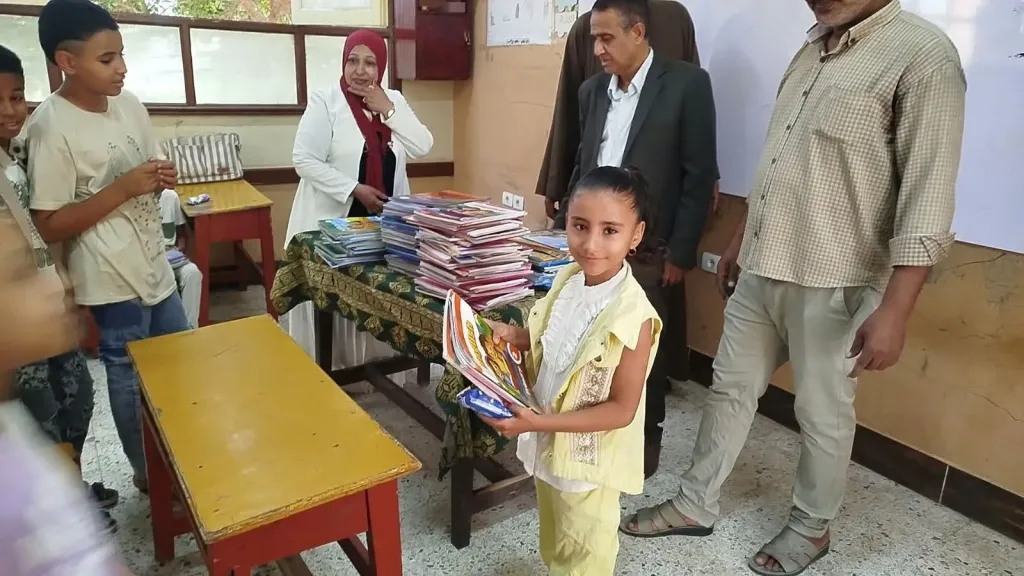 مدير تعليم الطود بالأقصر يطلق مبادرة لتسليم التلاميذ الكتب قبل بداية العام الدراسي