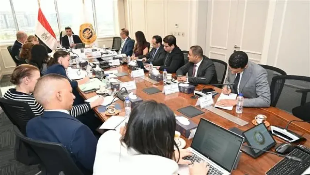 وزير الصناعة يبحث مشروعات البنك الأوروبي في مصر