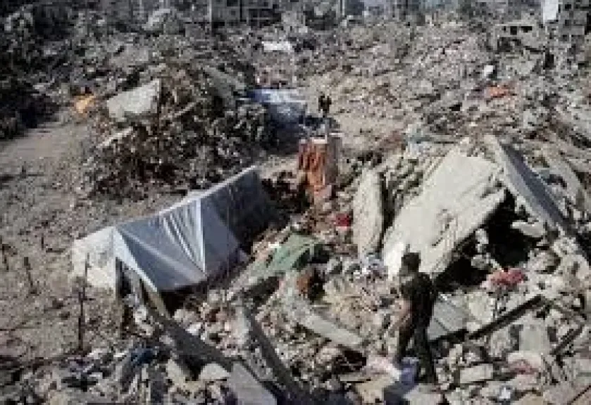 استشهاد وإصابة 15 شخصًا في قصف إسرائيلي على سيارة جنوب غزة