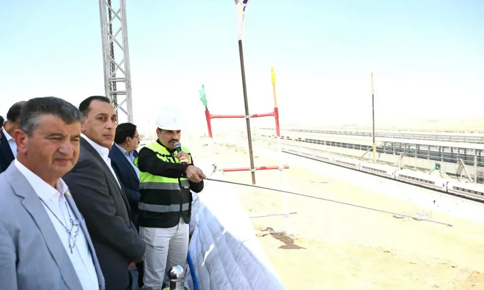 رئيس الوزراء يتفقد مشروع الخط الأول لشبكة القطار الكهربائي السريع السخنة مطروح