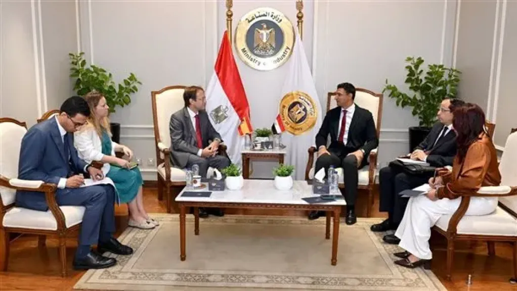 وزير الصناعة يبحث مع سفير إسبانيا جذب استثمارات جديدة إلى السوق المصرية