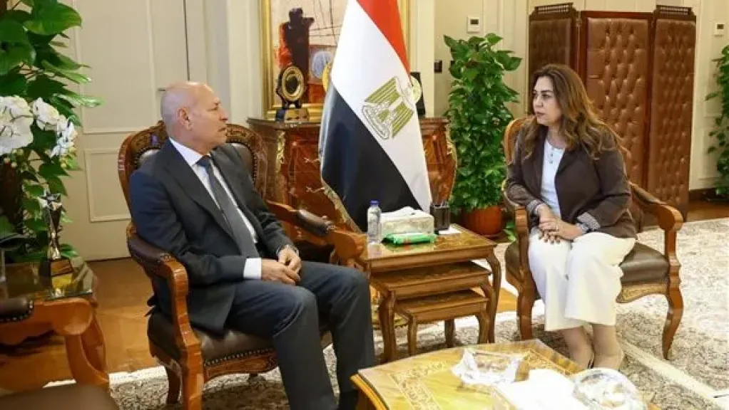 وزيرة التنمية تبحث التوسع في إنشاء الأسواق والمنافذ وملف التصالح وتشجير الطرق