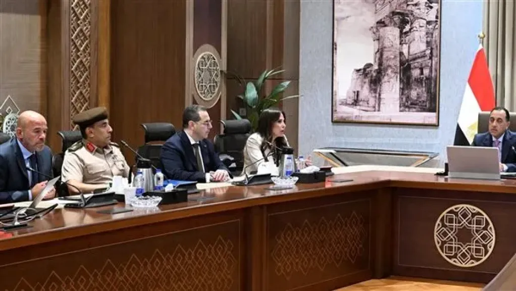 رئيس الوزراء يستعرض موقف أحد المشروعات الكبرى بمدينة العلمين الجديدة