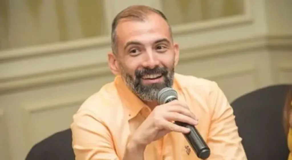 المؤلف محمد رجاء يغير اسم مسلسله الجديد «أرضي بجنينة».. وهذا سبب القرار
