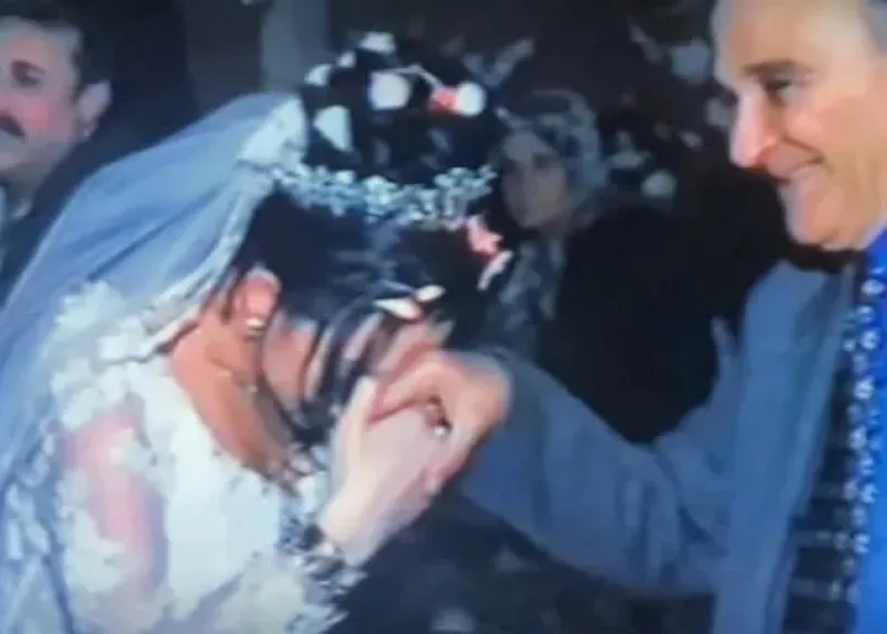 بقصيدة وطنية وصورة من زفافها.. سلاف فواخرجي تحيي ذكرى وفاة والدها