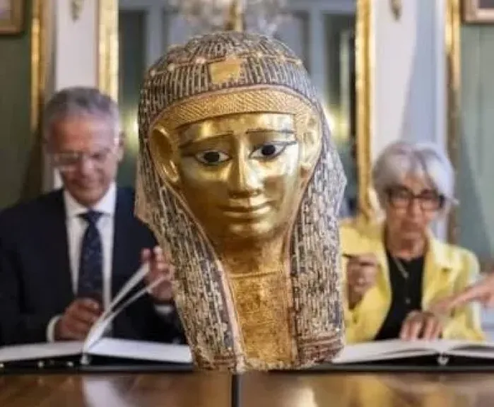 كبير الأثريين بالسياحة عن استرداد قناع ذهبي من سويسرا: خرج من مصر بطريقة غير شرعية نتيجة حفر خلسة