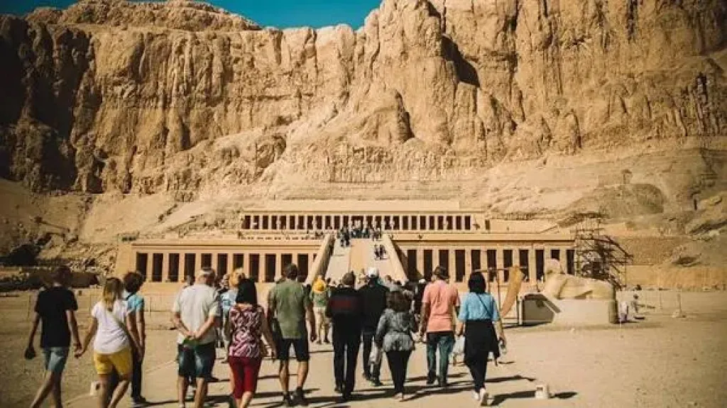 23.8 مليون سائح لمصر و21.2 مليار دولار إيرادات سياحية بحلول 2030