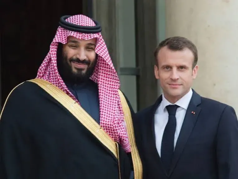ولي العهد السعودي يستعرض مع ماكرون مستجدات الأوضاع الإقليمية